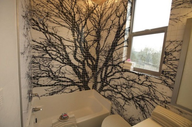 Một nhà tắm cũng nhỏ không kém với hàng gạch lát tạo hoa văn cây cối đen trắng khá bắt mắt và tinh tế.