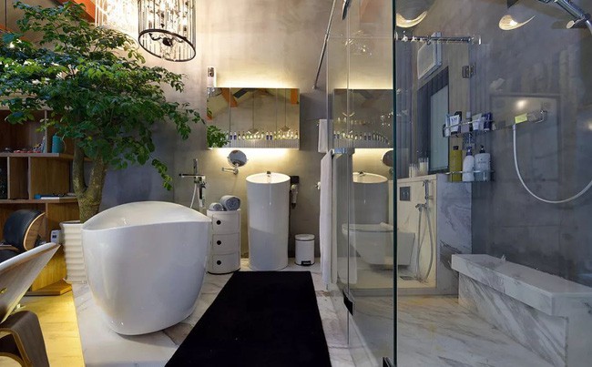 Phòng tắm đứng được ngăn cách bằng vách kính, tạo nên vẻ đẹp độc đáo và hiện đại.