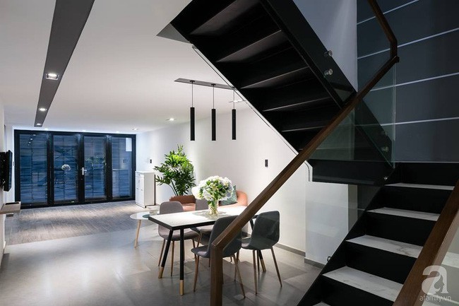 Cầu thang ở gần bếp.