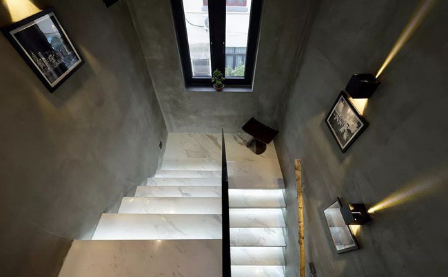 Cầu thang lát đá cẩm thạch với hiệu ứng ánh sáng tăng vẻ đẹp sang trọng cho lối đi lại.