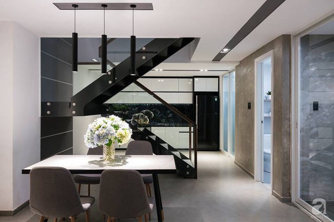 Bếp là nơi được thiết kế gọn gàng, hiện đại với hai gam màu cá tính, đen và trắng.