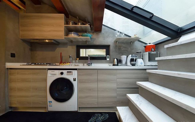 Tầng áp mái được thiết kế đa năng với khu vực bếp đẹp xinh, đủ đầy tiện nghi.