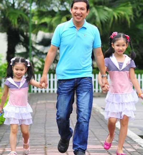 
Quang Thắng bên 2 con gái khi còn nhỏ, giờ con gái lớn của anh đã học lớp 11.
