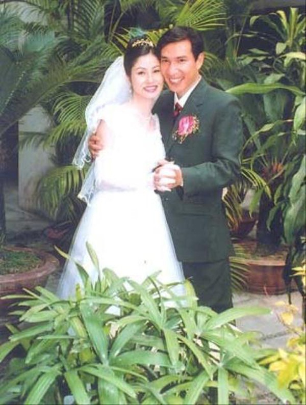 
Quang Thắng cưới vợ trẻ kém 11 tuổi năm 2002.
