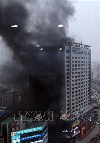 Hiện trường vụ cháy khách sạn Ramada Encore Cheonan. Ảnh: YONHAP/TTXVN