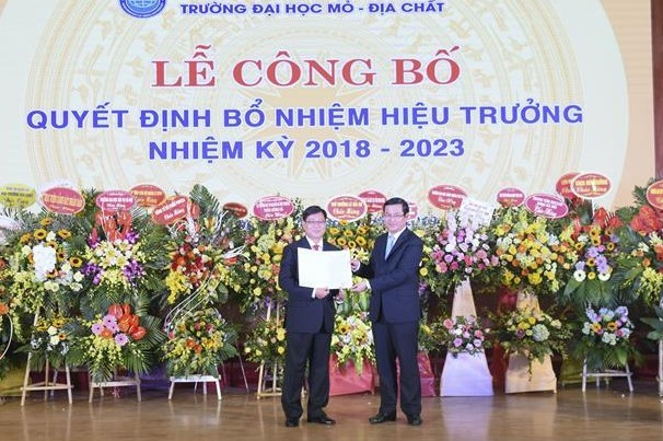 Thứ trưởng Bộ GD-ĐT Nguyễn Văn Phúc trao quyết định bổ nhiệm hiệu trưởng Trường ĐH Mỏ - Địa chất nhiệm kỳ 2018-2023 cho GS.TS Trần Thanh Hải.