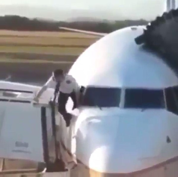 Anh phi công đang cố gắng đưa chân vào buồng lái máy bay.