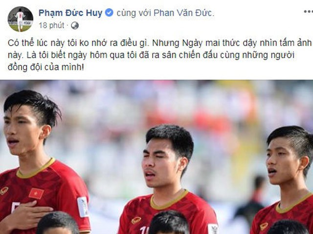 
Cầu thủ Đức Huy (ở giữa) bị mất trí nhớ tạm thời sau cú va chạm với cầu thủ đội Iran.
