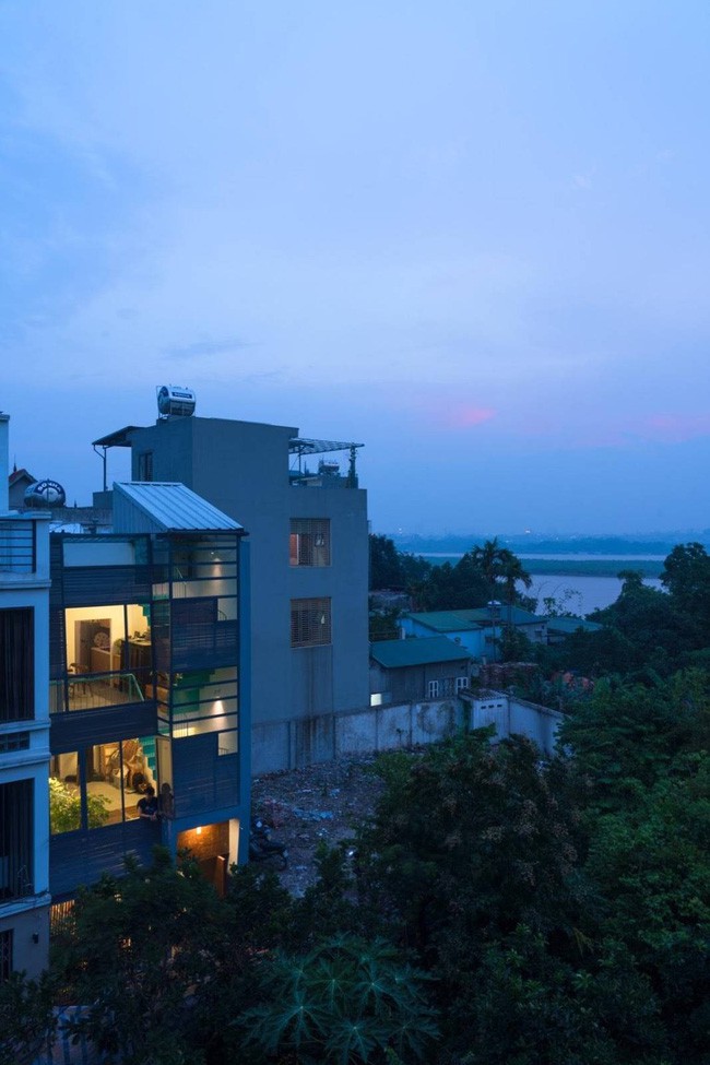 Ngôi nhà ấn tượng với mặt tiền bằng chất liệu kính.