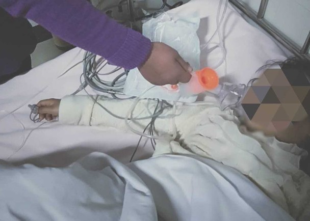 Hình ảnh bé Triệu được điều trị trong bệnh viện ở Thiểm Tây.