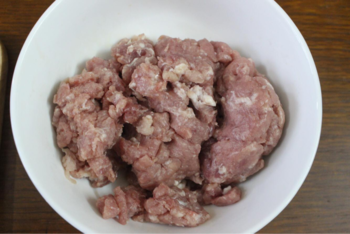 Bước 1: Thịt vai rửa sạch, xay nhỏ, ướp với chút gia vị và nước mắm.