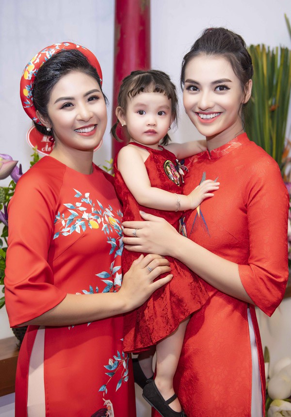 Hồng Quế bế con gái Cherry đến dự một buổi ra mắt bộ sưu tập áo dài của Hoa hậu Ngọc Hân.