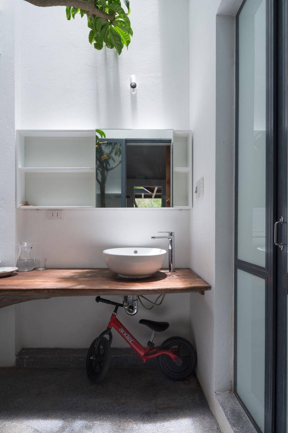 Khu vực bàn học, nhà vệ sinh khép kín nhưng ngập tràn ánh sáng nhờ khoảng thông tầng.