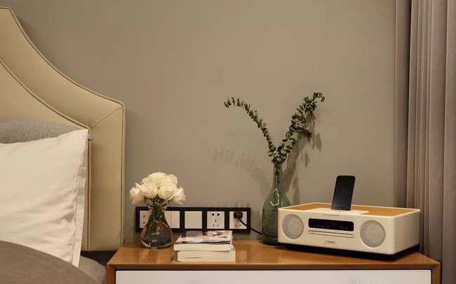 Bàn cạnh giường ngủ ở hai bên rộng 800, và có đủ không gian cho người sử dụng hàng ngày để đặt bình hoa, sách, cốc, mỹ phẩm… đặc biệt thuận tiện khi sử dụng.