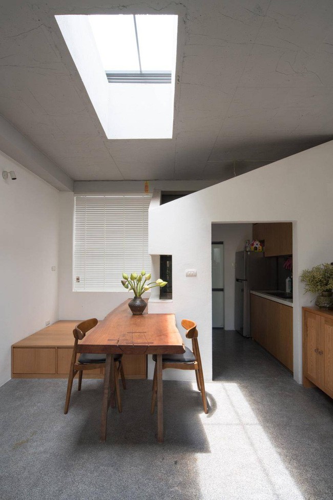 Chiếc phản ở khu bếp sẽ rất tiện khi nhà có khách, hoặc cô con gái nhỏ luôn trong tầm mắt của bố mẹ khi nấu ăn.