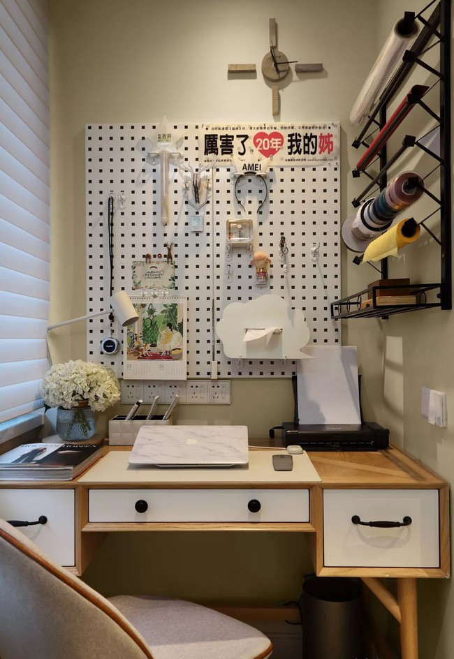 Bà Tina thiết lập nghiên cứu trên ban công, ghép tấm lỗ và giá lưu trữ trên tường để biến thành một khu vực làm bằng tay đa chức năng.