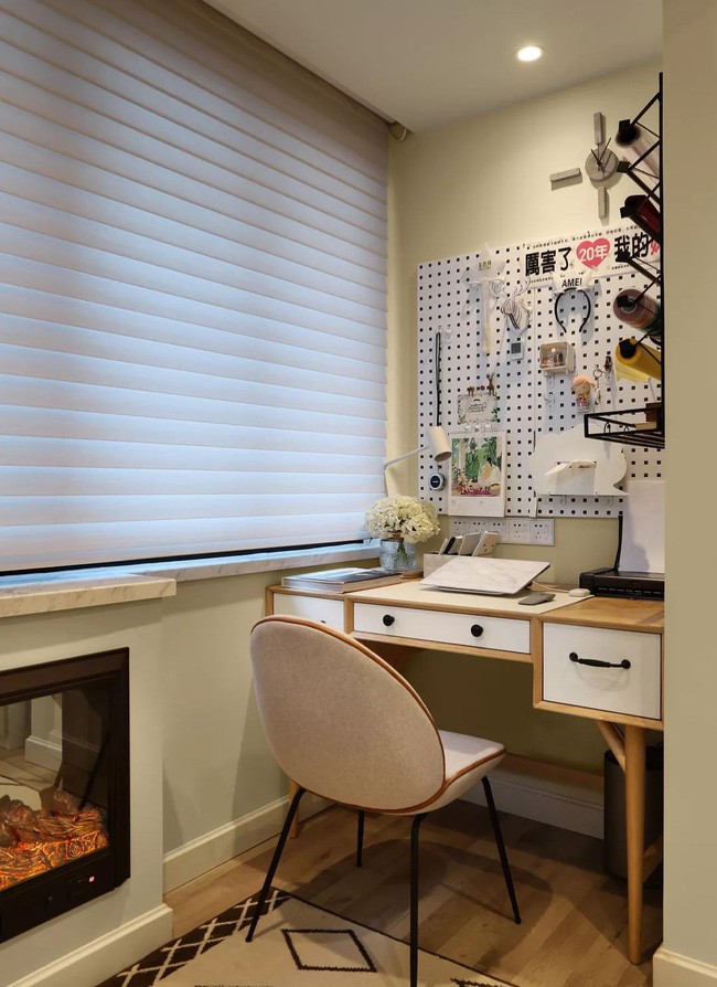 Ban công được trang bị rèm điện, vách ngăn không tách biệt, đảm bảo sự riêng tư và không ảnh hưởng đến ánh sáng chung.