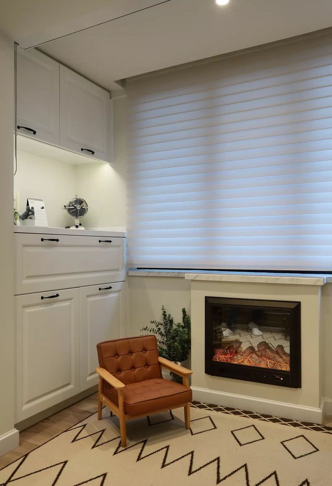 Phía bên kia của ban công là không gian lưu trữ, tạo ra một tủ khóa ba tầng, lớp dưới cùng có thể chứa thân cây, giữa là máy in văn phòng, lớp trên cùng không được sử dụng phổ biến cho các thiết bị điện, và giữa là một ngăn mở. Ở giữa ban công có lò sưởi điện tử yêu thích của bà Tina. Mùa đông ở Thượng Hải rất lạnh lẽo và bà thường ngồi cạnh lò sưởi rồi nhâm nhi trà nóng vô cùng tao nhã.