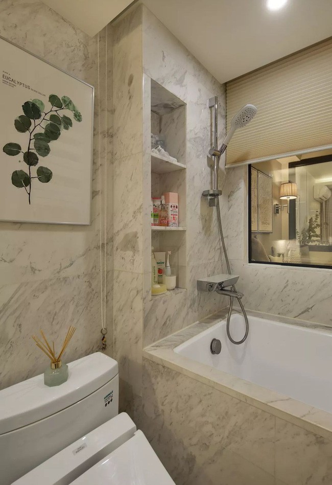 Bức tường ở một bên của bồn tắm tạo ra một hốc để dễ dàng cất đồ vệ sinh và bổ sung cho việc lưu trữ phòng tắm. Bức tường phía sau cánh cửa cũng được trang bị bộ tản nhiệt điện. Trước khi tắm, máy sưởi được làm nóng để làm ấm khăn tắm. Khi tắm xong, có một chiếc khăn tắm ấm được bọc lại, khiến cho bồn tắm cỡ nhỏ trở thành nơi quá đỗi hạnh phúc.