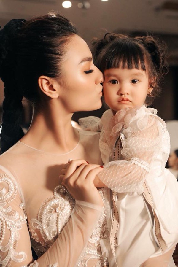 Hồng Quế và con gái Cherry trong một đêm diễn thời trang hồi tháng 7/2018. Ngoài việc đi diễn, Hồng Quế bán hàng qua mạng để kiếm tiền nuôi con.