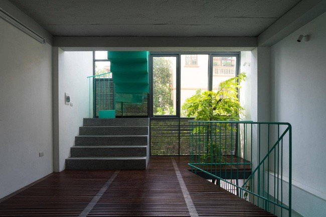 Thiết kế khoảng sàn gỗ vừa kết nối các tầng, vừa tạo ra sự riêng tư cho không gian sinh hoạt phía trong.