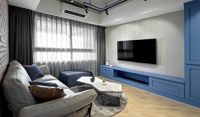 Toàn bộ khu vực tiếp khách được sử sụng sofa vừa vặn, thêm điểm nhấn từ thảm trải sàn và bàn trà bằng khung kim loại mặt đá vô cùng tinh tế.