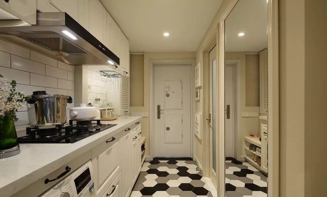 Để giữ cho không gian nhỏ sạch sẽ, ngoài một số thiết bị thông thường được đặt trên mặt bàn, lò vi sóng, máy rửa chén, máy hút mùi, máy giặt được đặt trong tủ.