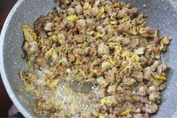 Bước 3: Phi thơm hành cho thịt xay vào rang cháy cạnh. Đến khi thịt có màu vàng nâu bạn cho riềng vào trộn đều, nêm nếm gia vị vừa ăn.