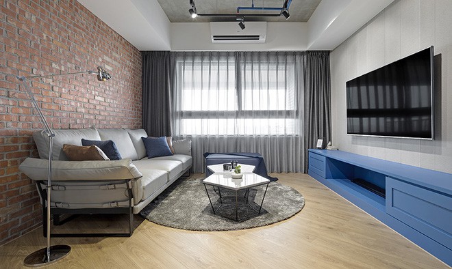 Đối diện sofa là kệ đựng đồ kết hợp kệ trang trí cho góc đặt ti vi thêm bắt mắt. Để không gian trở nên cá tính và hài hòa, gia chủ khéo léo thêm màu ghi đen cho rèm cửa.