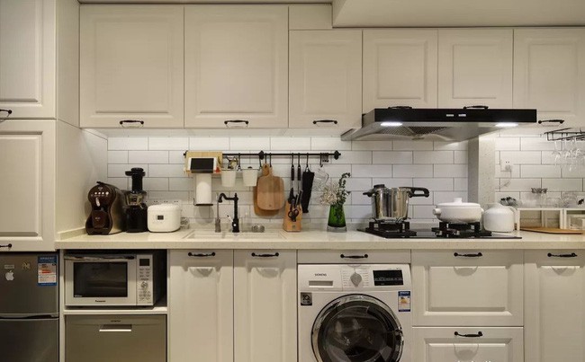 Mặt bàn được kê với chiều cao chuẩn nên bạn sẽ không bị đau lưng khi lau dọn. Chúng cũng có thể phục vụ như một quán ăn sáng. Bữa sáng hàng ngày có thể được giải quyết nhanh chóng ở đây, có thể tiết kiệm 20 phút lười biếng.