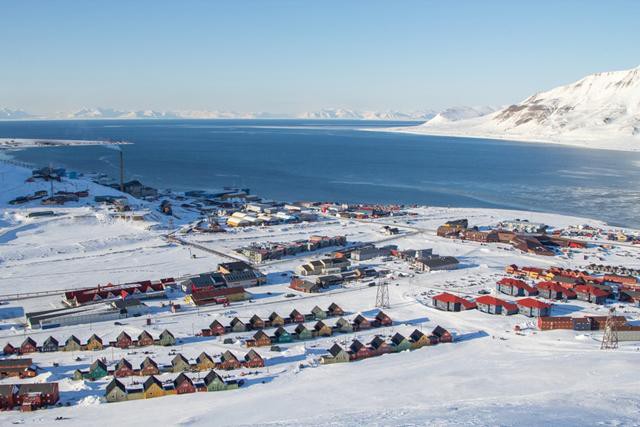 Những ng&ocirc;i nh&agrave; m&agrave;u sắc đặc trưng ở Longyearbyen.