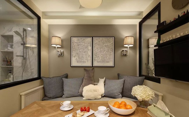 Giá lưu trữ ngoài cùng bên phải cũng rất thông minh, tận dụng tối đa không gian theo chiều dọc, cho dù đó là căn hộ nhỏ hay căn hộ lớn, bạn có thể học hỏi cách lưu trữ này. Đi bộ từ nhà bếp là một hội trường đa năng kết hợp các chức năng của phòng ăn và phòng khách. Màu sắc được chọn để phù hợp với các bản ghi màu xám và trắng. Sofa 2 trong 1, vừa là ghế ngồi vừa là giường. Khi một người bạn đến ở vài hôm, bạn cũng không cần quá lo lắng vì có một ngăn kéo lớn dưới giường sofa để lưu trữ phòng ngủ vô cùng ấn tượng.