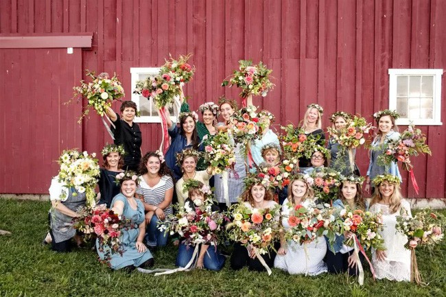 Erin còn dành thời gian để dạy cắm hoa, bó hoa.