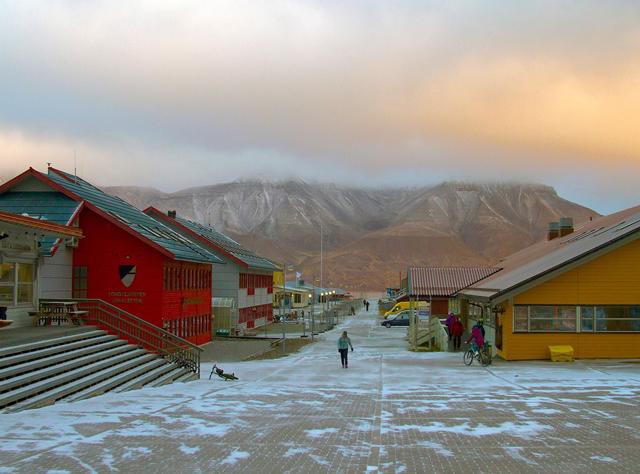 Cảnh đẹp h&ugrave;ng vĩ tại Longyearbyen.