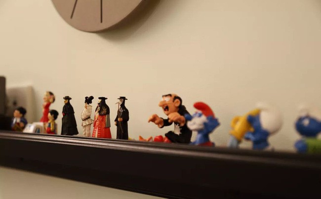 Trên tường ở một bên giường sofa là TV được treo lên. Một vách ngăn được đặt phía trên TV và những con búp bê nhỏ mà bà Tina mang về từ khắp mọi miền đất nước thêm rất nhiều niềm vui và kỷ niệm của riêng họ. Một bên của TV là một cửa sổ, ở giữa là phòng ngủ. Vì vách ngăn giữa phòng ăn và phòng ngủ là một bức tường không chịu lực, một cửa sổ được mở ra ở đây để đưa ánh sáng vào.