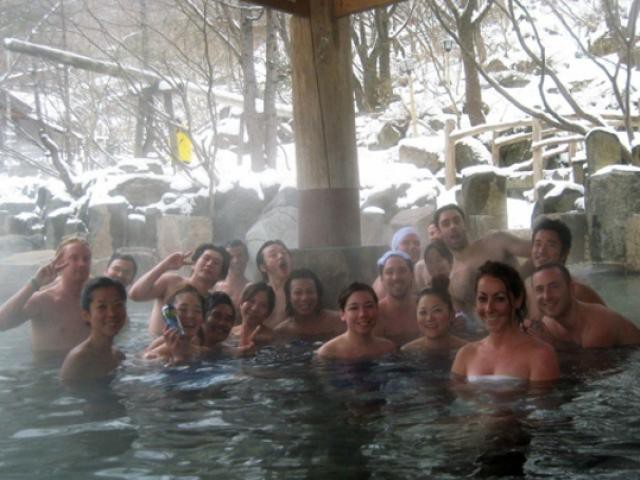 Nơi nam nữ khỏa th&acirc;n tắm chung, chỉ mang theo một chiếc khăn che chỗ nhạy cảm