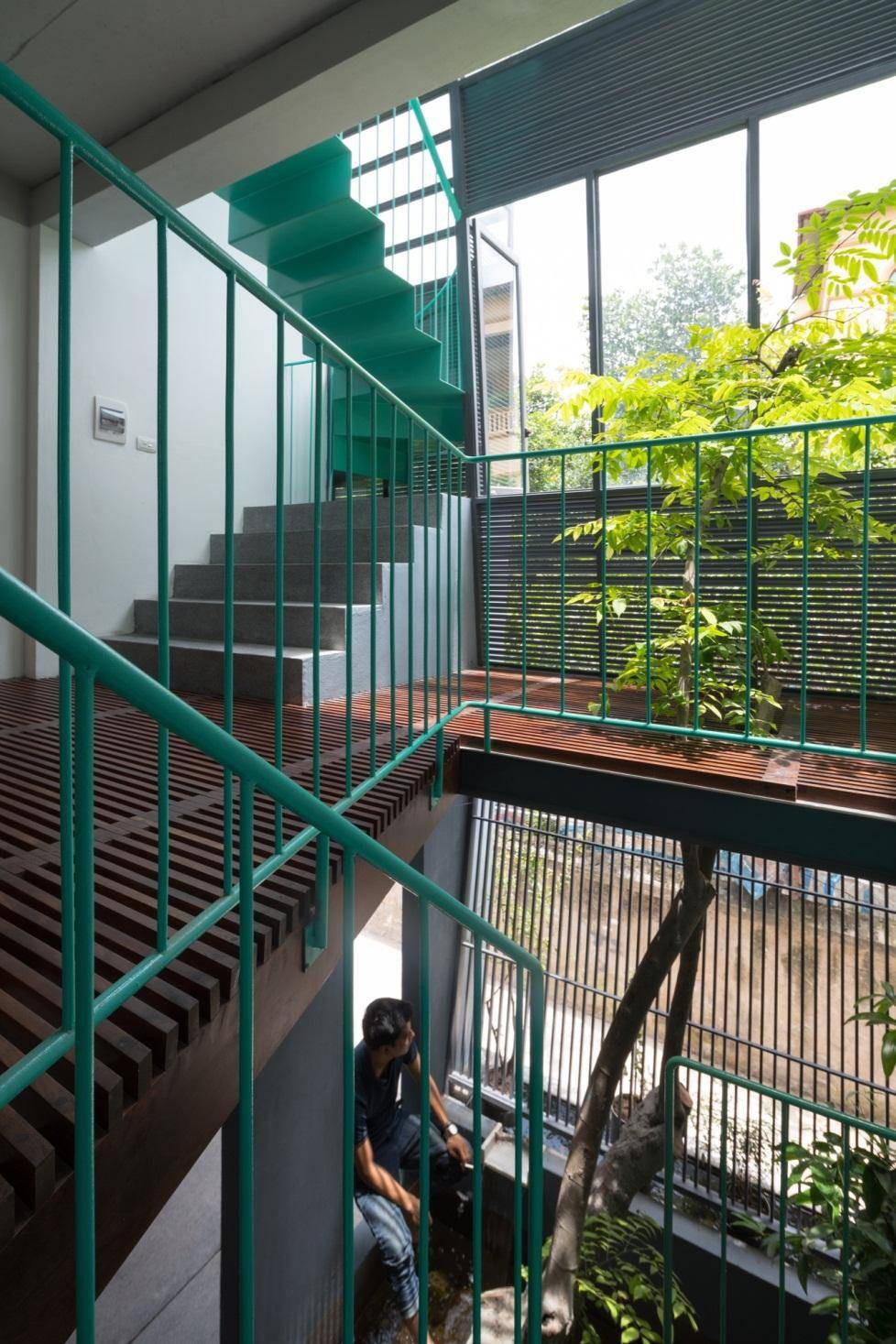 Hệ cầu thang sắt xanh là điểm nhấn đẹp mắt trong nhà.