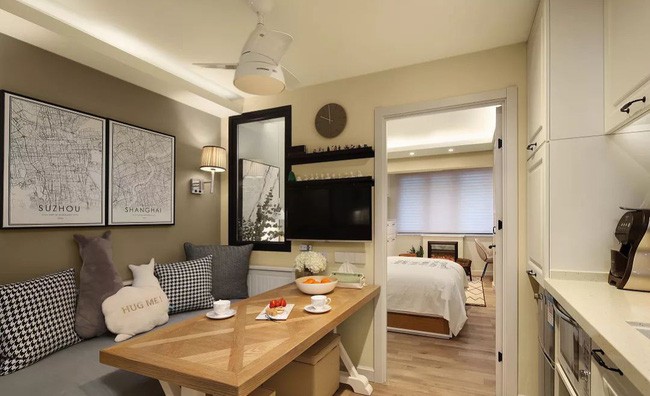 Bàn ăn dài rất đa năng trong căn hộ nhỏ. Ngoài bữa ăn hàng ngày, nó cũng có thể được sử dụng như một sự bổ sung cho nhà bếp hoặc cho khu vực làm việc