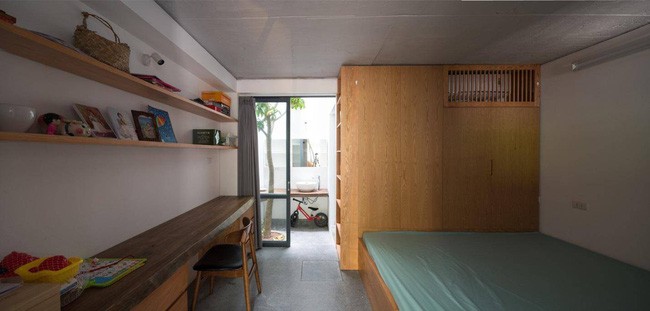 Phòng ngủ của con gái được bố trí thành phòng đa năng cho mọi nhu cầu của cô gái nhỏ.