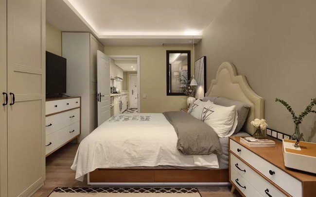 Giường cao luôn là vật dụng mà bà Tina coi trọng, vì vậy ngay cả khi ngôi nhà không lớn, bạn phải cắm một chiếc giường có tựa lưng cao và nệm có thể leo lên. Ngoài ra còn có một không gian lưu trữ dưới giường, đó là bốn ngăn kéo lớn.