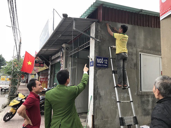 Công an cùng người dân khảo sát việc lắp đặt camera an ninh tại P. Bắc Hà, TP Hà Tĩnh. Ảnh: C.Cường