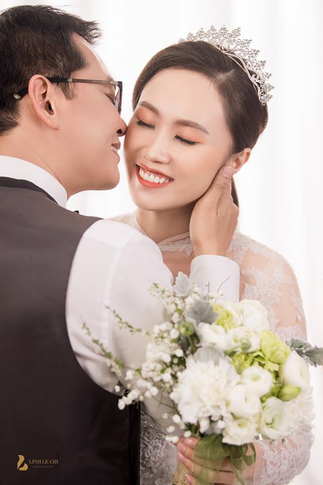 Mới đây, một phần trong bộ ảnh cưới của NSND Trung Hiếu được hé lộ, gây bất ngờ cho khán giả. Trước đó, nam diễn viên giấu kín mọi thông tin. Anh chỉ tiết lộ sẽ tổ chức đám cưới trong năm 2019.