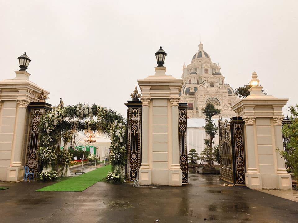 Cổng vào bề thế, sang trọng. Ảnh: Linh Lê Chí