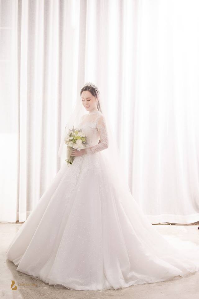 Bên cạnh bộ váy cưới ren dịu dàng này, cô dâu Thu Hà còn diện 2 trang phục váy cưới khác.