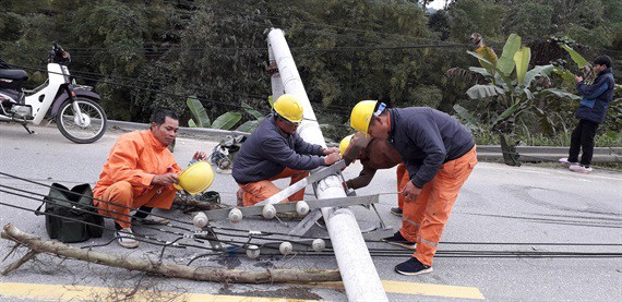 Công nhân Điện lực Hà Giang đến hiện trường khắc phục hậu quả vụ tai nạn.