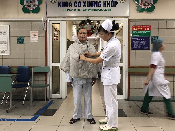
Chính tay các nhân viên y tế Bệnh viện Bạch Mai - bệnh viện hạng Đặc biệt đầu tiên trên cả nước - đã may 550 áo khoác ấm cho bệnh nhân mượn khi di chuyển trong viện những ngày giá rét.
