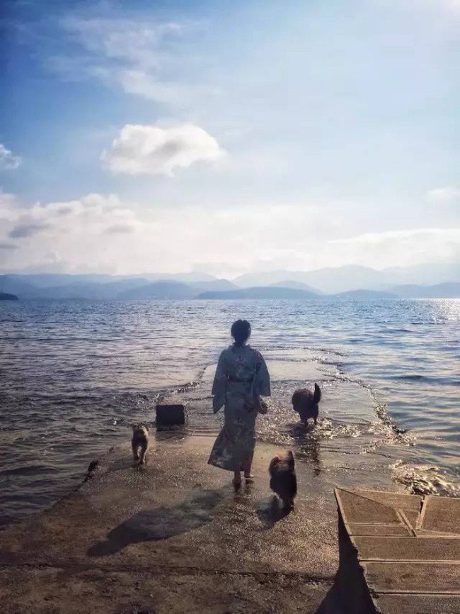 Cảnh sông nước, mây trời đẹp như trong tranh.