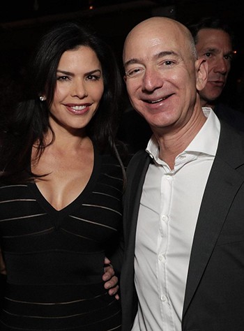 Lauren Sanchez và tỷ phú Amazon Jeff Bezos trong một sự kiện. Ảnh: Page Six