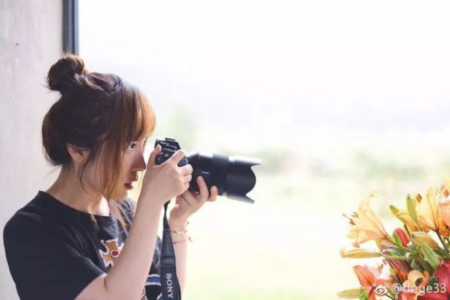 Cô gái yêu nhiếp ảnh, thích nấu ăn, làm bánh, trồng hoa.