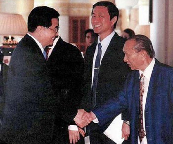 Quan Anh Tài (phải) trong cuộc tiếp kiến chủ tịch Trung Quốc Hồ Cầm Đảo năm 2004
